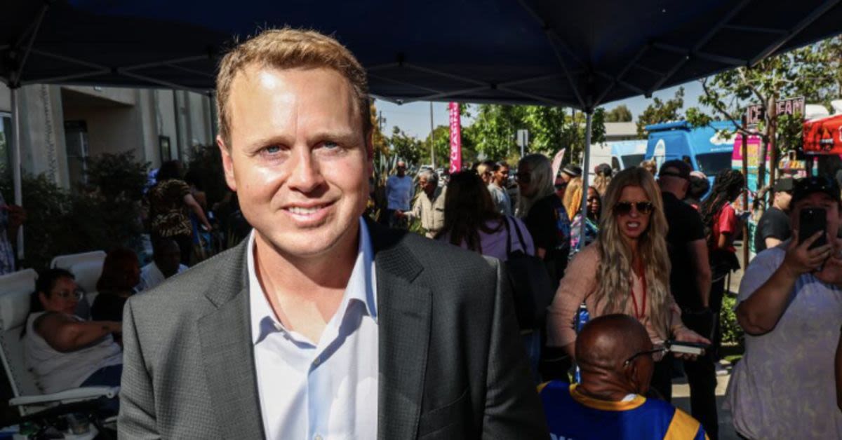 Make Los Angeles Clean Again: Reality Stars Sidewalk Stunt Has Democrats FumingWatch!