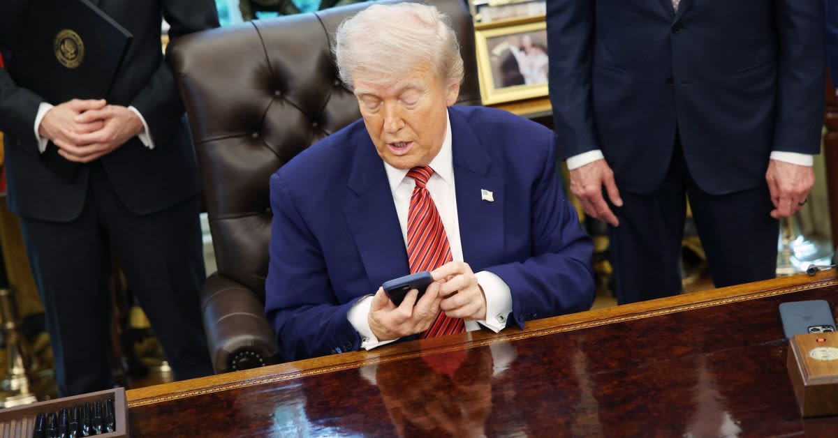 Trumps Private Number Becomes Washingtons Hottest Black-Market Ticket