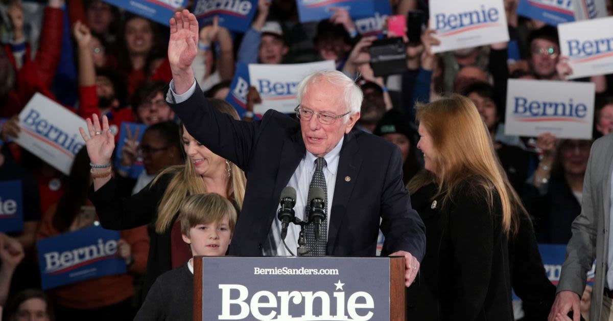 While Trump Rushes To Pay TSA, Bernie Sanders Slips Out Of DC In First Class During Border Funding Meltdown