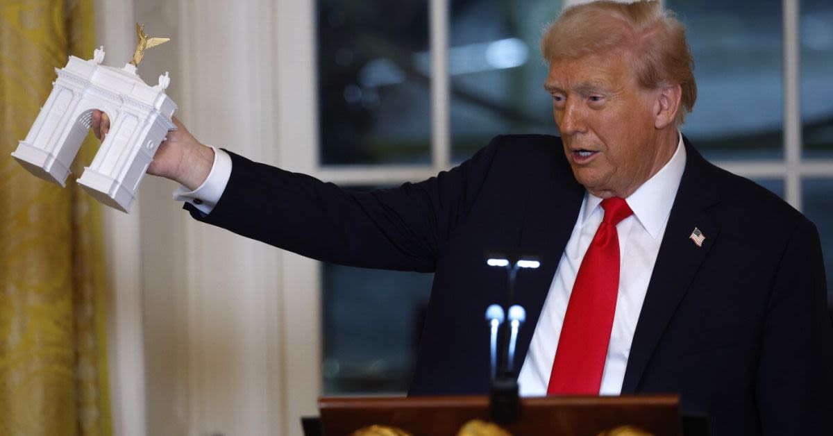 Trumps Colossal One Nation Under God Arch Unveiled For Americas 250th